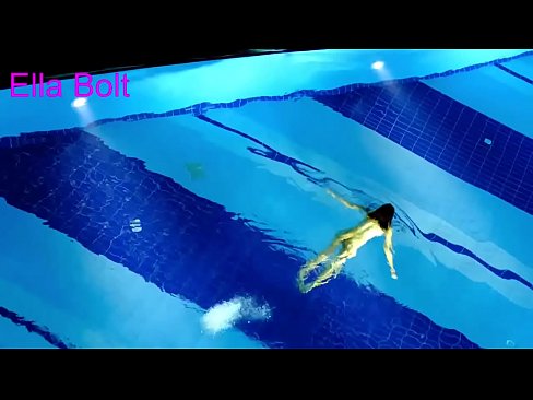 ❤️ Non podo deixar de mirar, unha moza loira que é sorprendida nadando espida na piscina do resort ELLA BOLT ❤ Porno casero en % gl.porngameshub.ru %